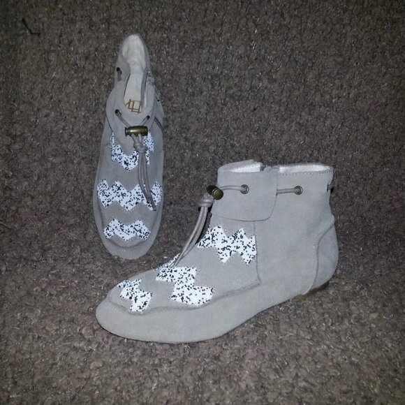 HOUSE OF HARLOW 1960-Monty-Beige Suede with Beading Flat Booties-NWOT-Size 5 - Picture 1 of 7